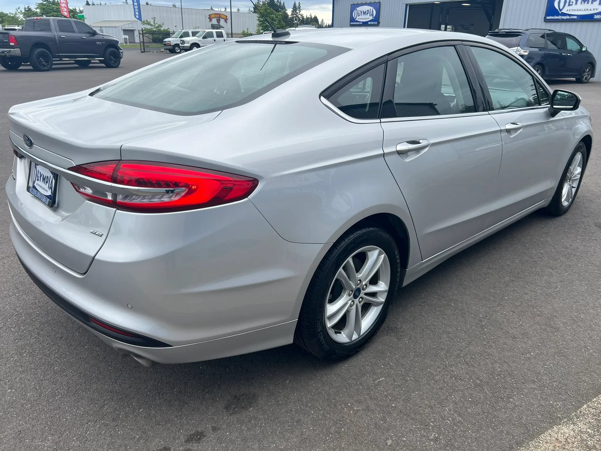 Used 2018 Ford Fusion SE FWD image 8