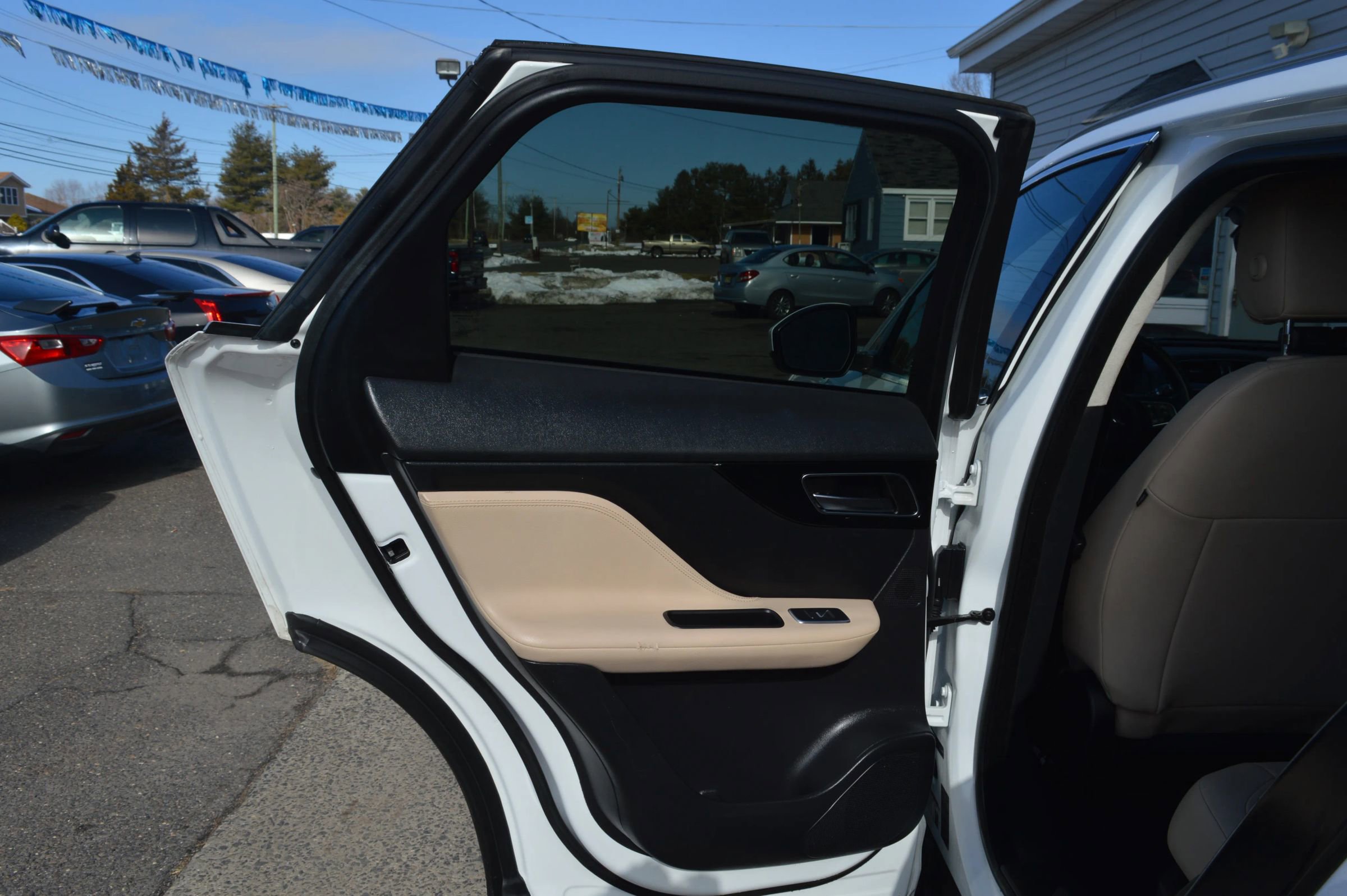 Used 2020 Jaguar F-PACE Premium image 27