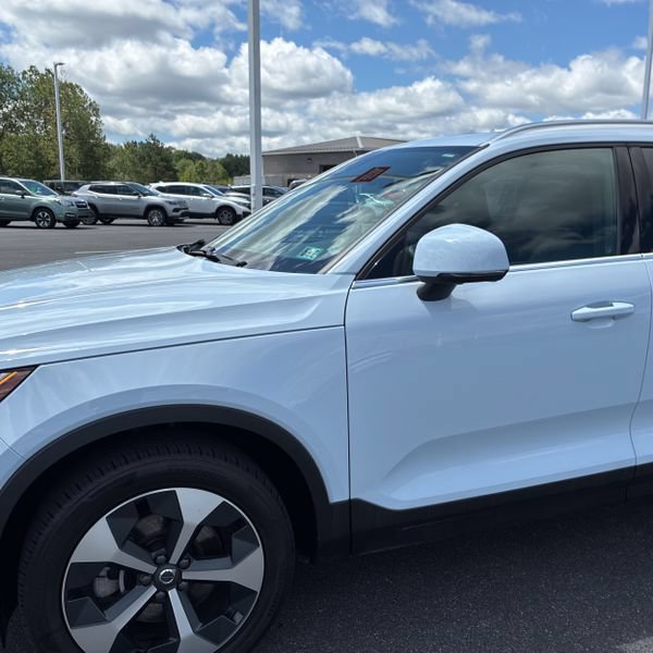 Used 2024 Volvo XC40 B5 Plus w/ Protection Package Premier AWD/4WD image 2