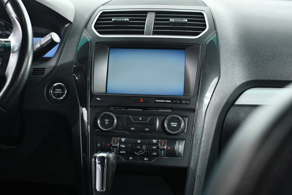 Used 2016 Ford Explorer XLT w/ Equipment Group 202A AWD/4WD image 9