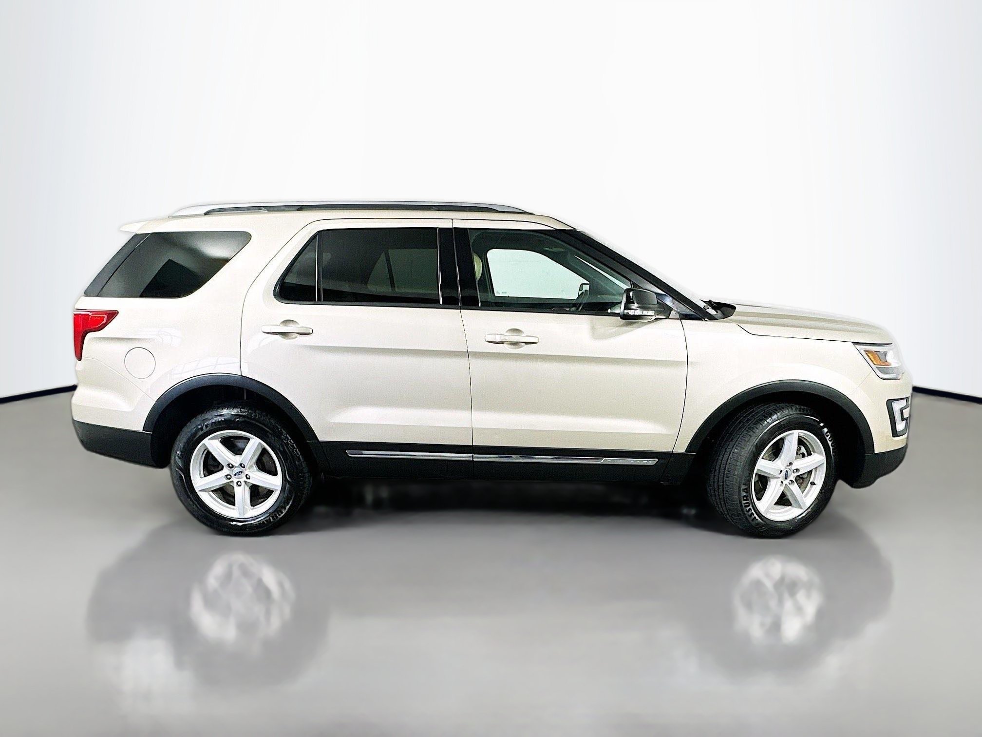 Used 2017 Ford Explorer XLT w/ Equipment Group 202A AWD/4WD image 8