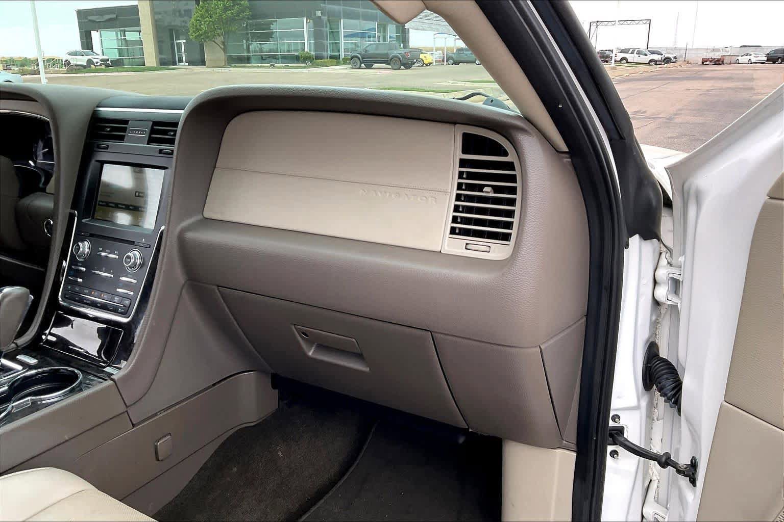 Used 2017 Lincoln Navigator Select AWD/4WD image 19