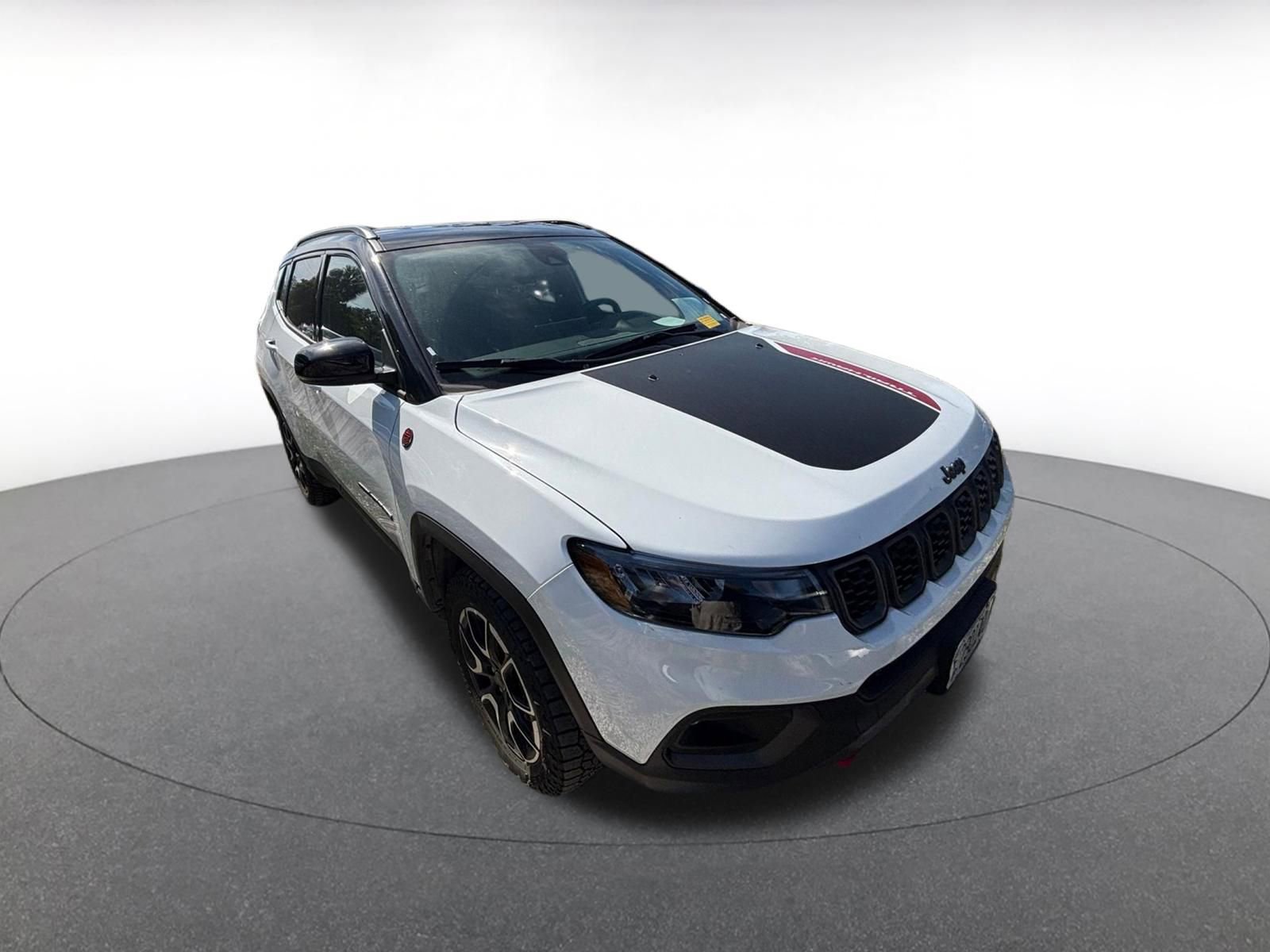 Used 2025 Jeep Compass Trailhawk AWD/4WD image 2