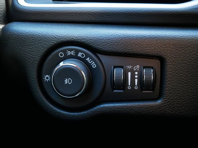 Used 2025 Chrysler Pacifica Select image 18
