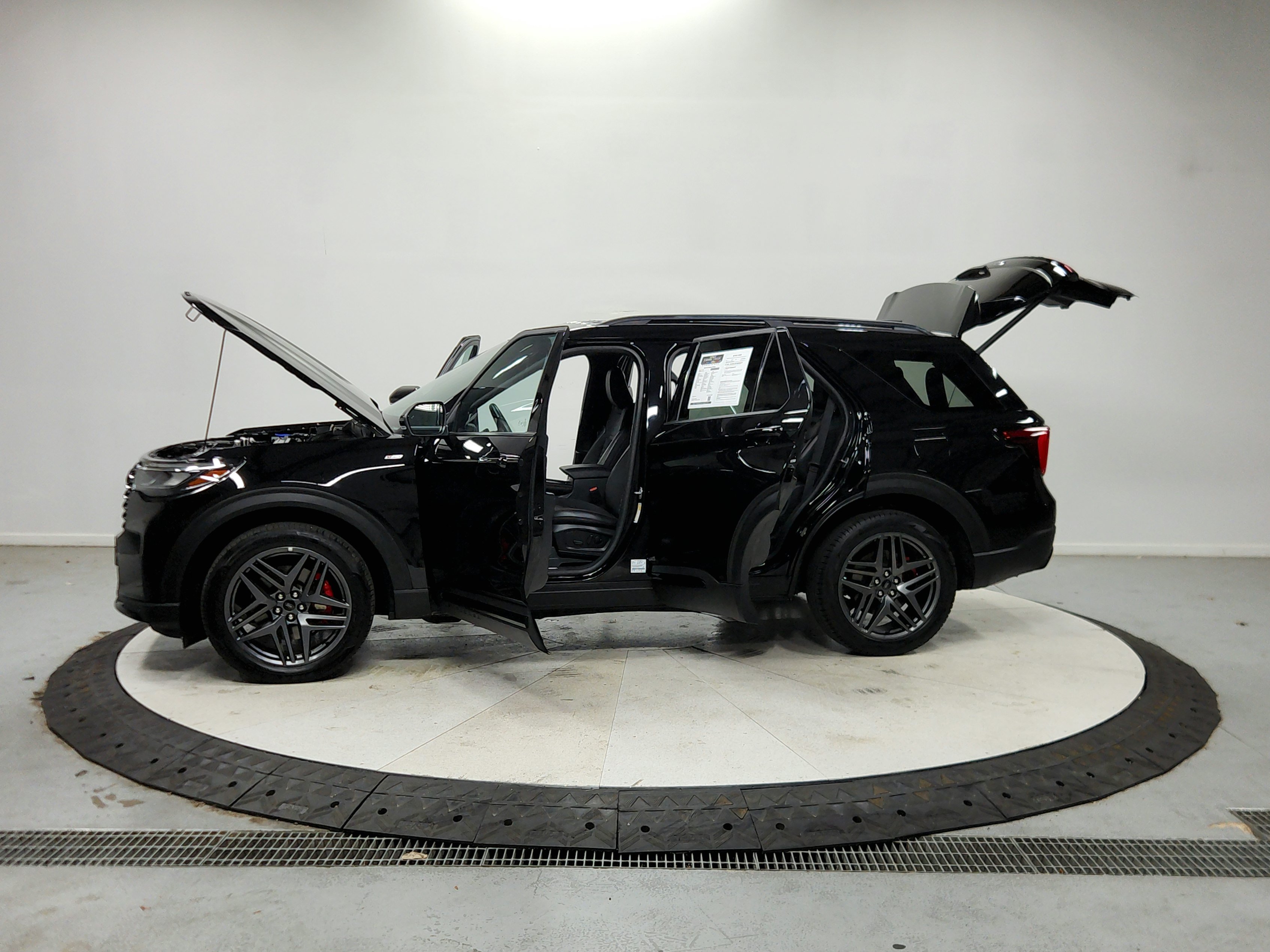 Used 2025 Ford Explorer ST-Line w/ ST-Line Street Pack AWD/4WD image 13