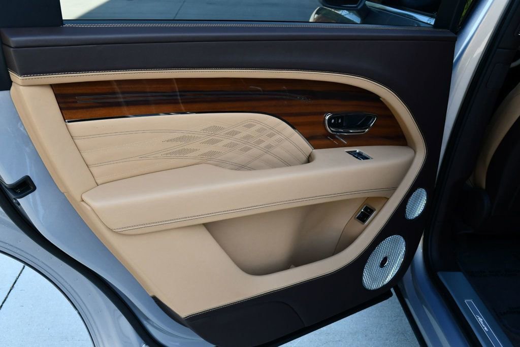 Used 2023 Bentley Bentayga Extended Wheelbase AWD/4WD image 18