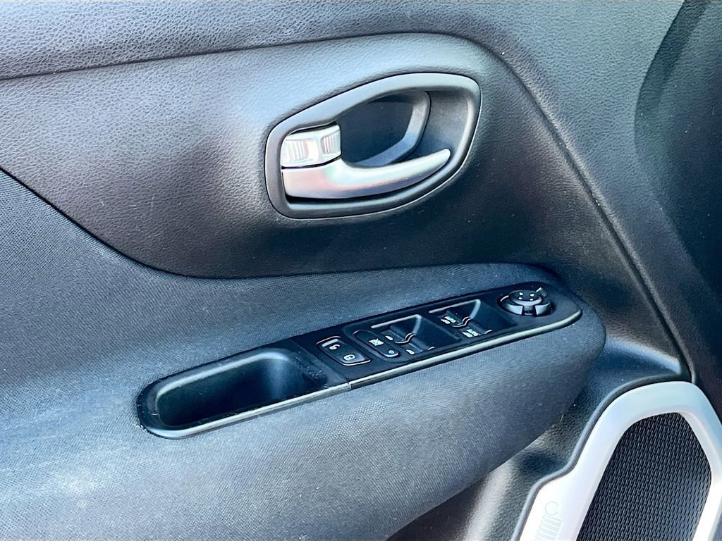 Certified 2019 Jeep Renegade Latitude w/ Popular Equipment Group FWD image 17