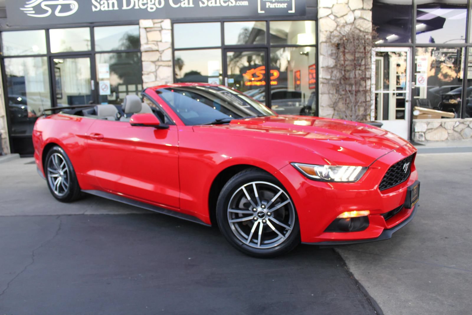 Used 2015 Ford Mustang Premium RWD image 32