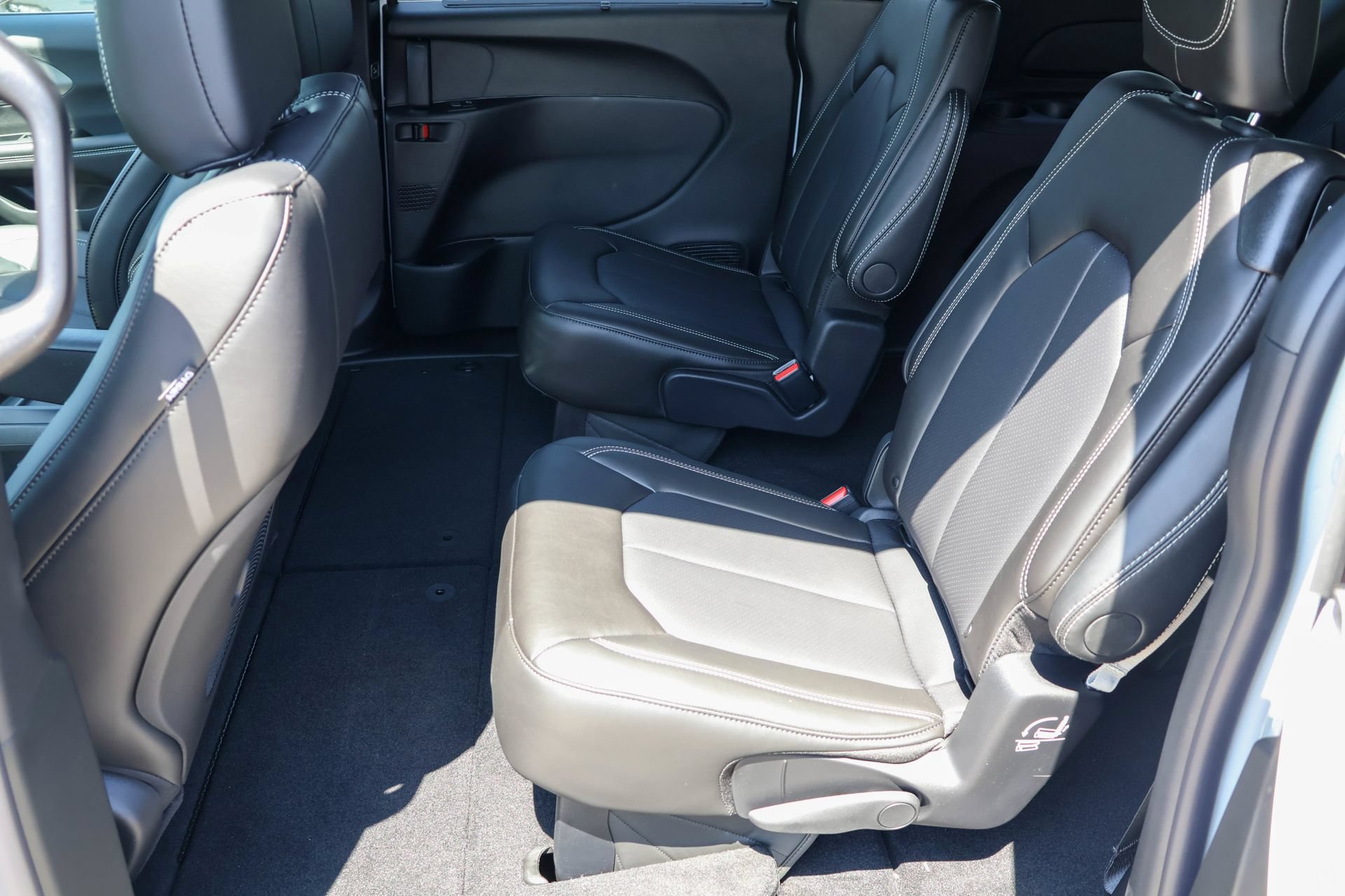 New 2027 Chrysler Pacifica Select FWD image 16