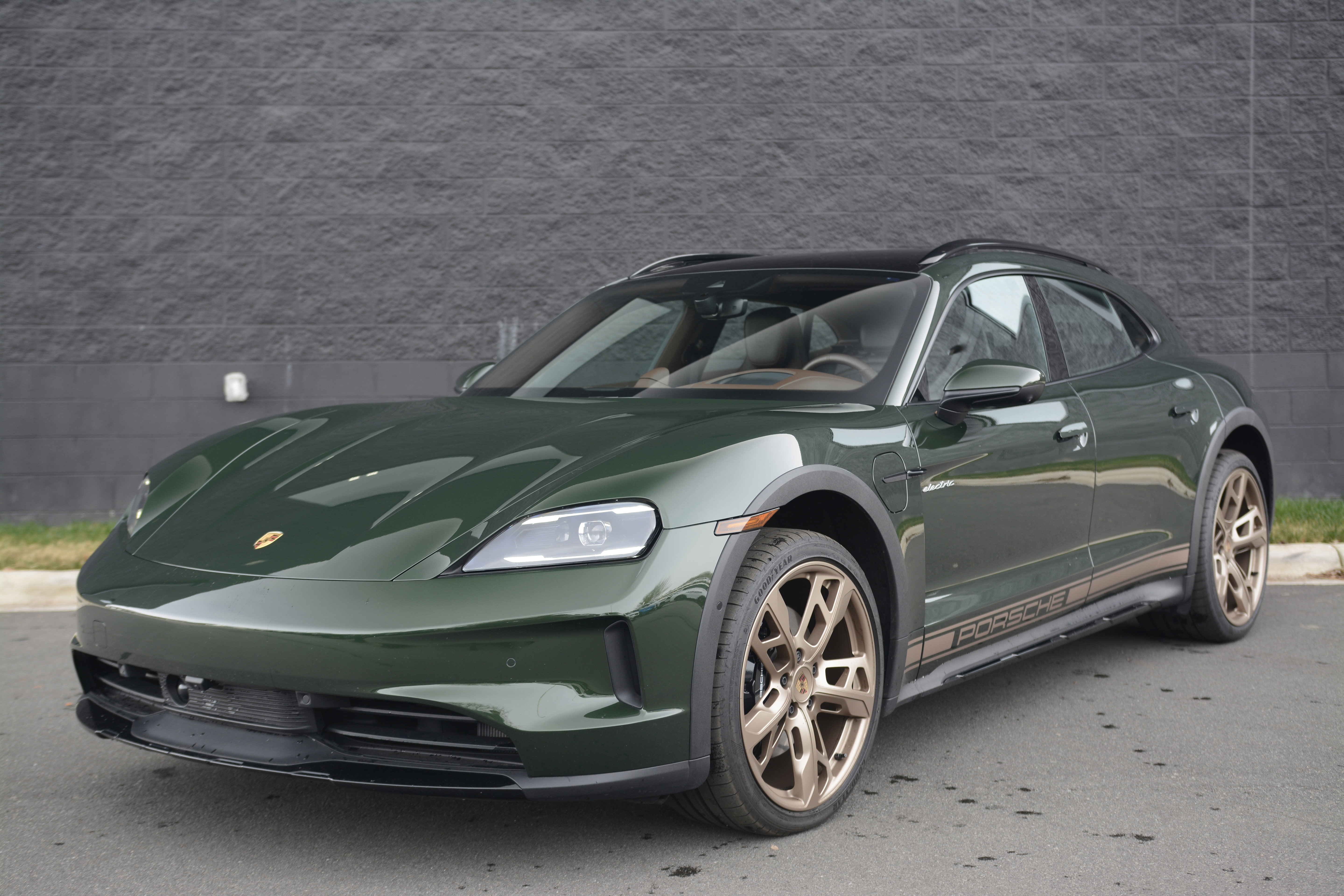 Certified 2025 Porsche Taycan 4 Cross Turismo AWD/4WD image 1