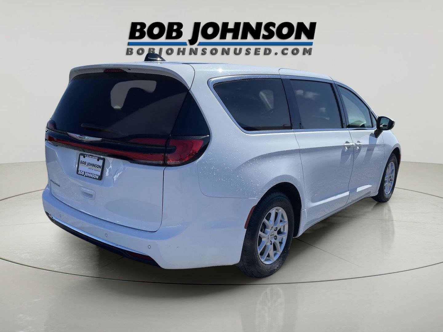Used 2023 Chrysler Pacifica Touring-L image 3