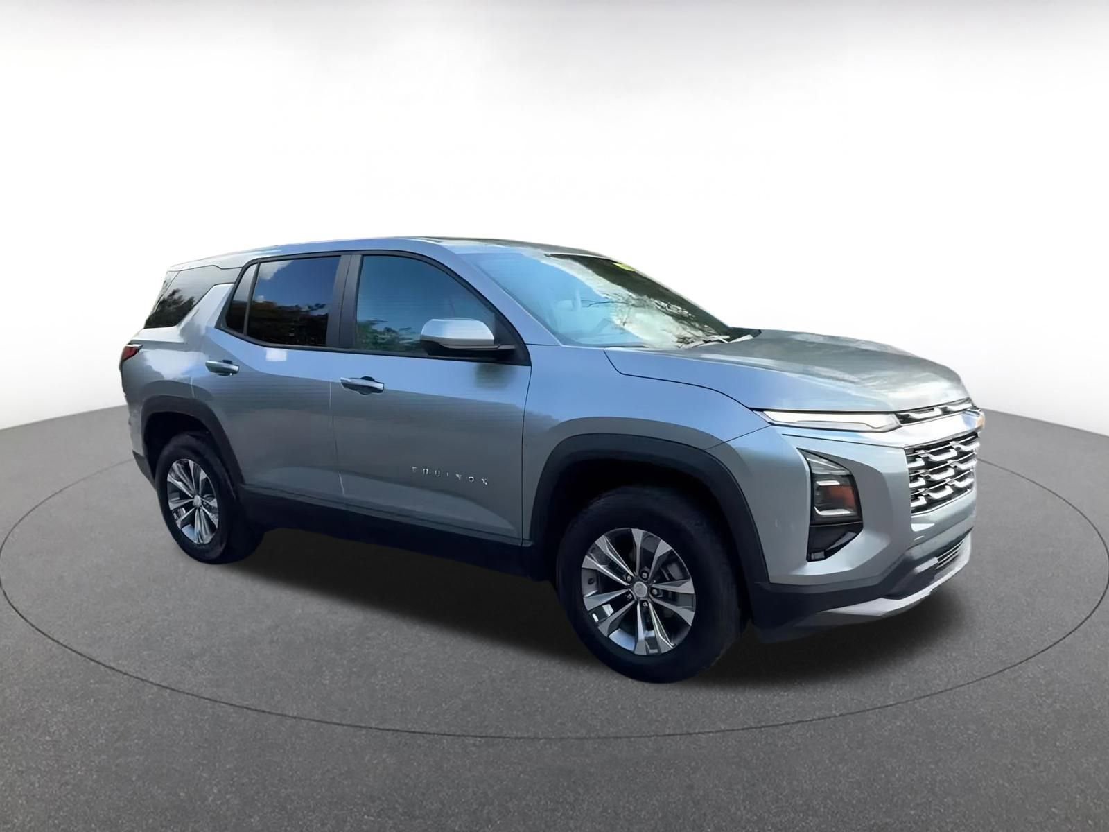 Used 2025 Chevrolet Equinox LT image 2