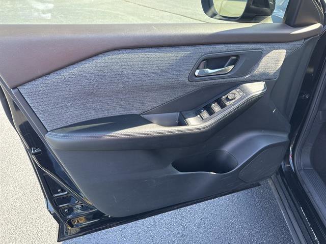 Used 2023 Nissan Rogue SV image 9