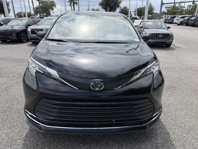 Used 2021 Toyota Sienna XLE FWD image 6