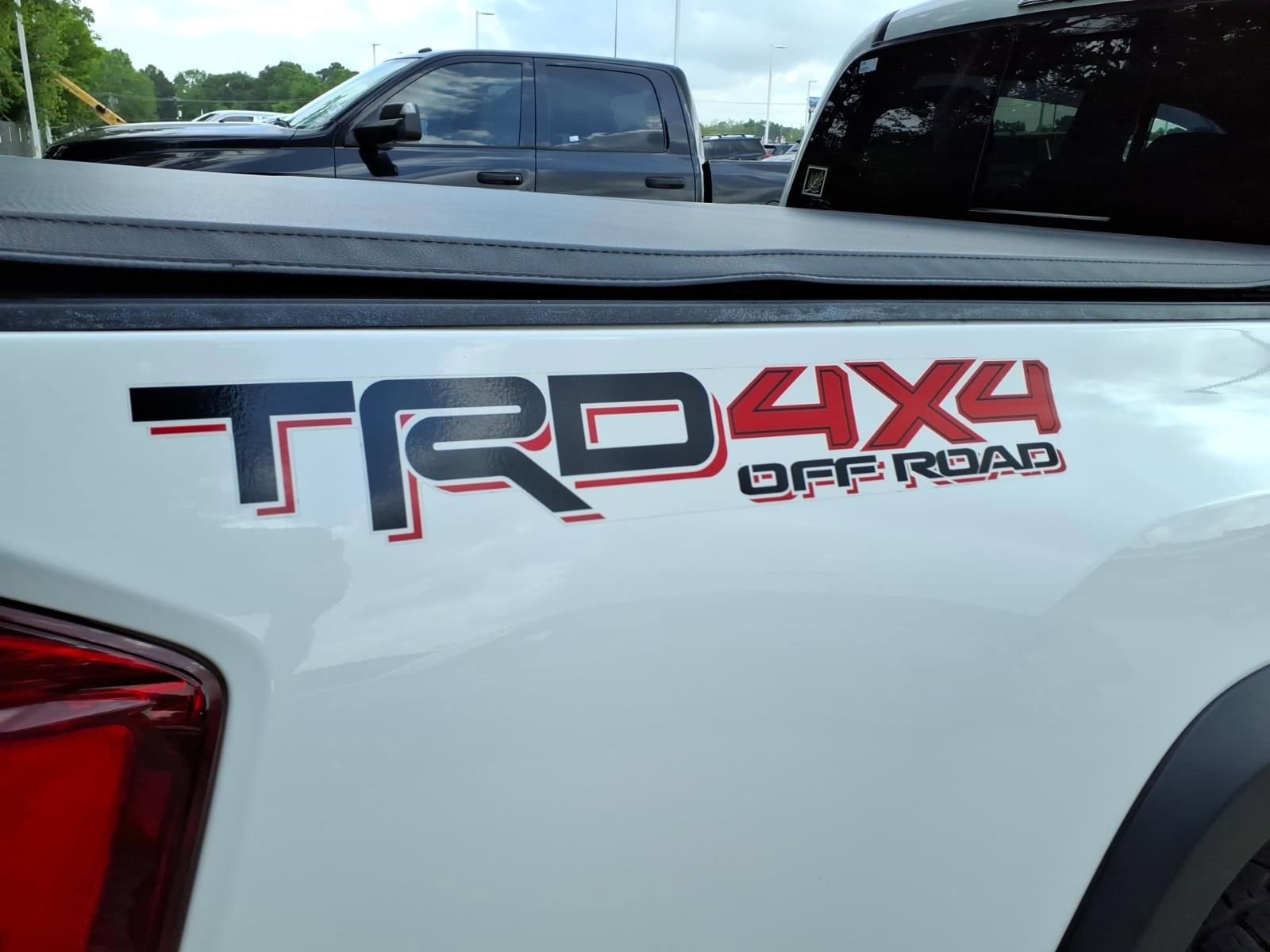 Used 2017 Toyota Tacoma TRD Off-Road w/ Premium & Technology Package image 8