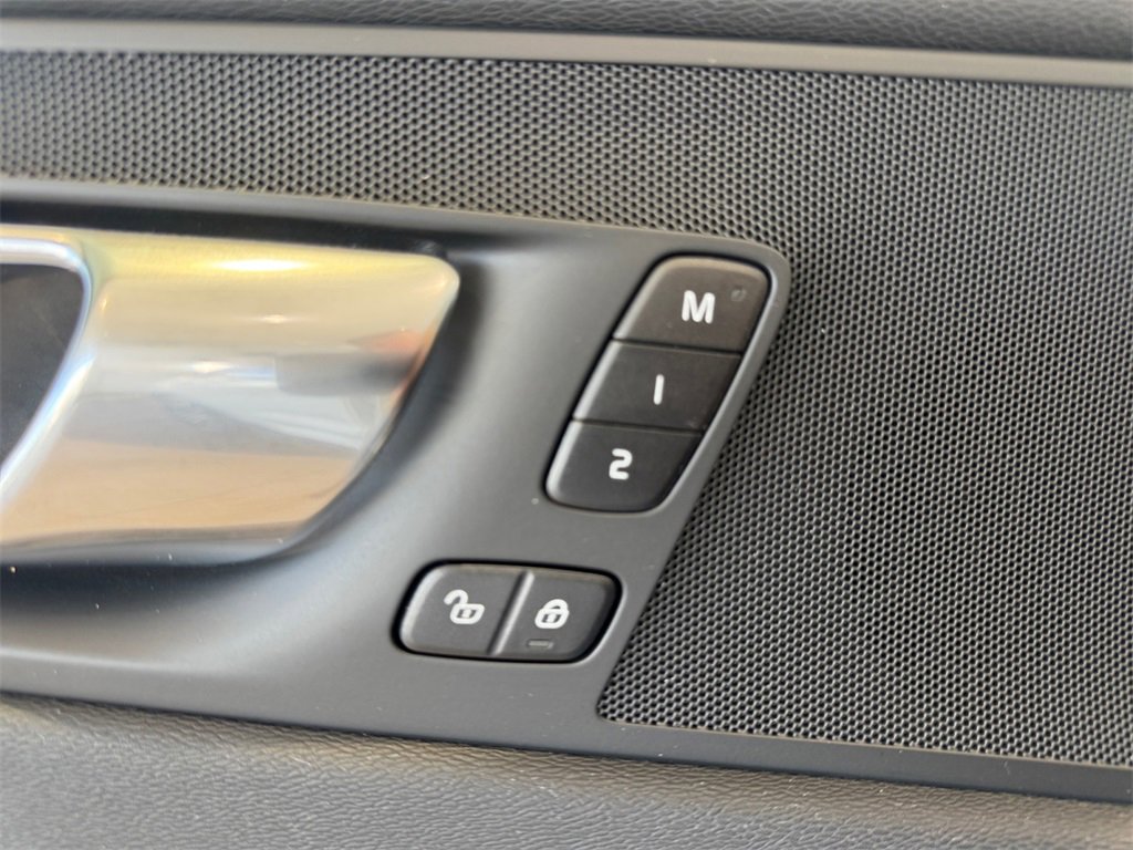 Certified 2025 Volvo XC60 B5 Plus image 12