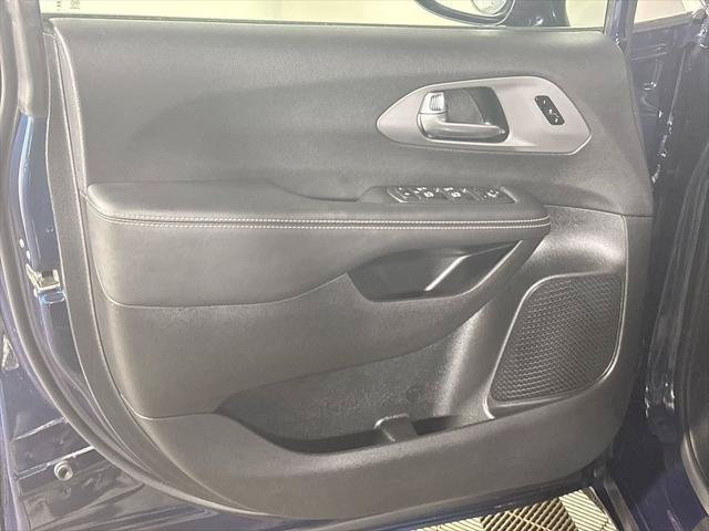 Certified 2025 Chrysler Pacifica Select AWD/4WD image 11