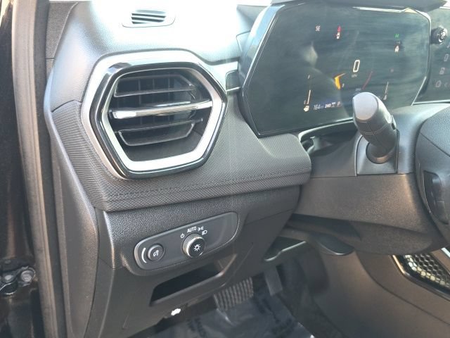 Used 2025 Chevrolet TrailBlazer LT AWD/4WD image 16