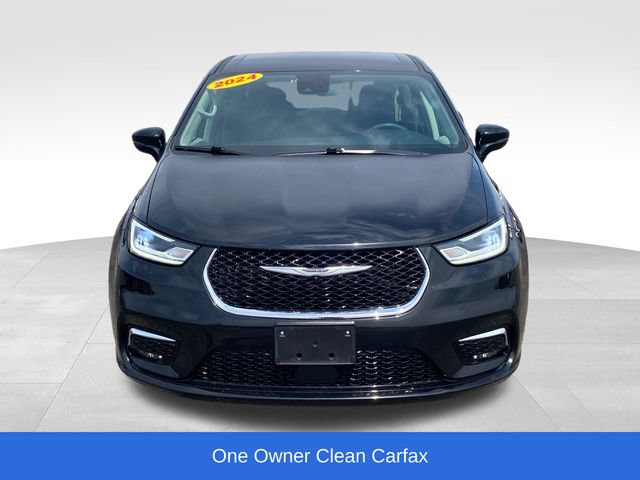 Used 2024 Chrysler Pacifica Touring-L FWD image 2
