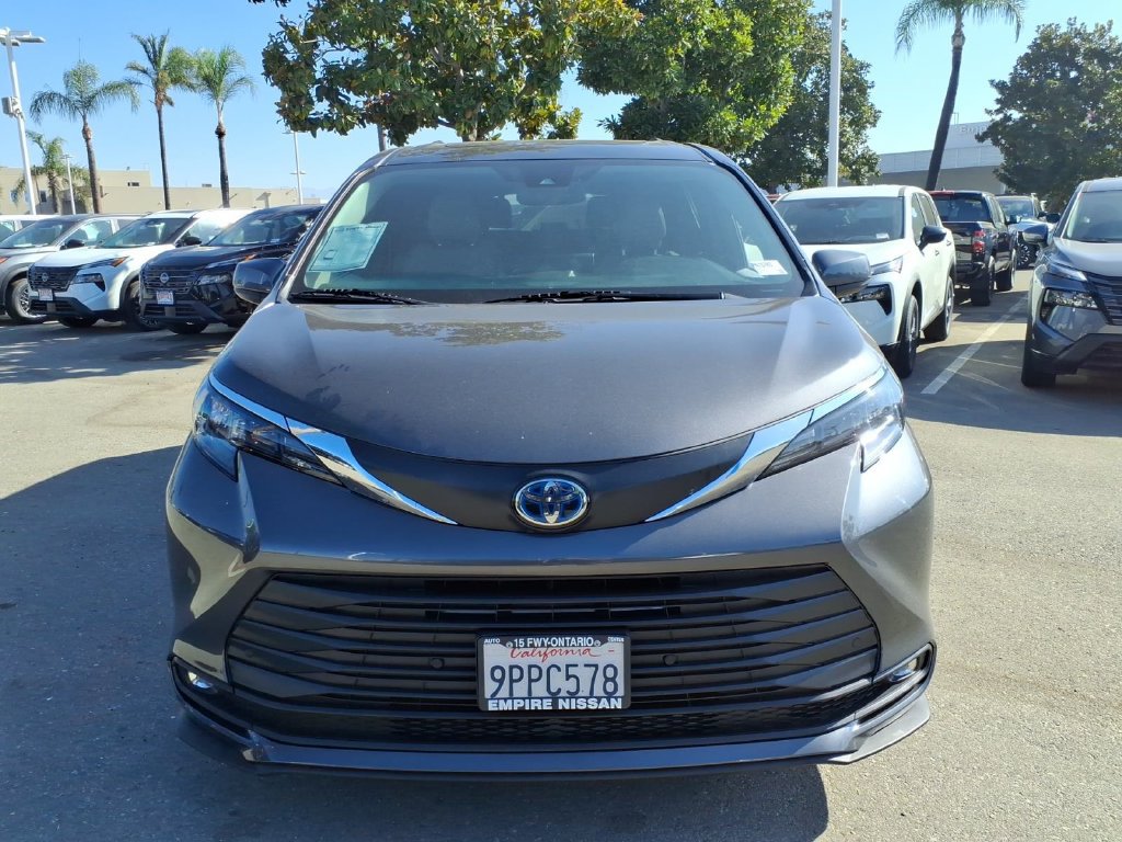 Used 2025 Toyota Sienna XLE FWD image 2