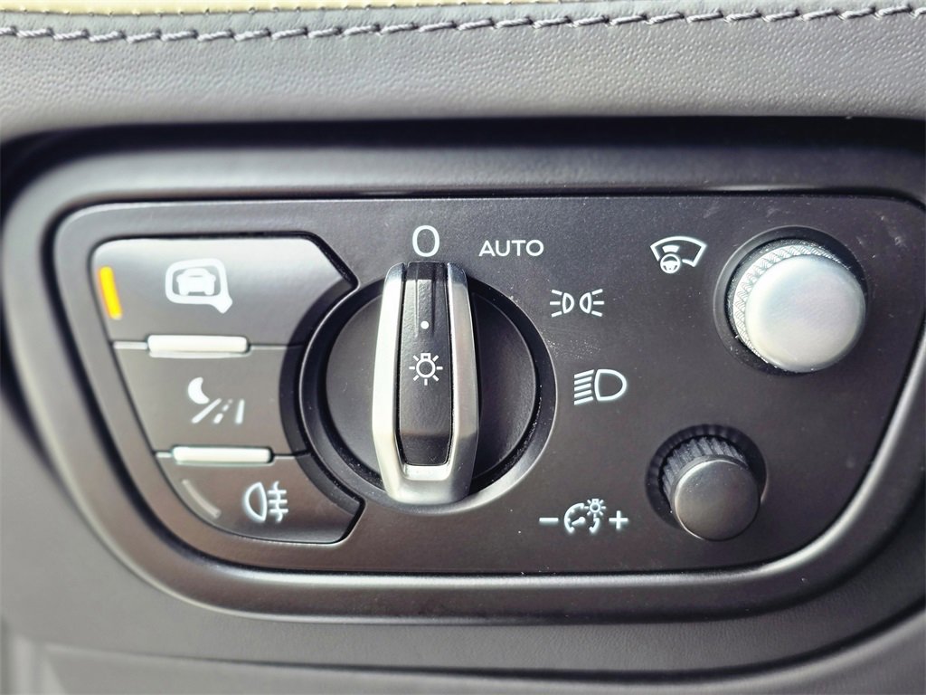 Used 2023 Bentley Bentayga Extended Wheelbase image 26