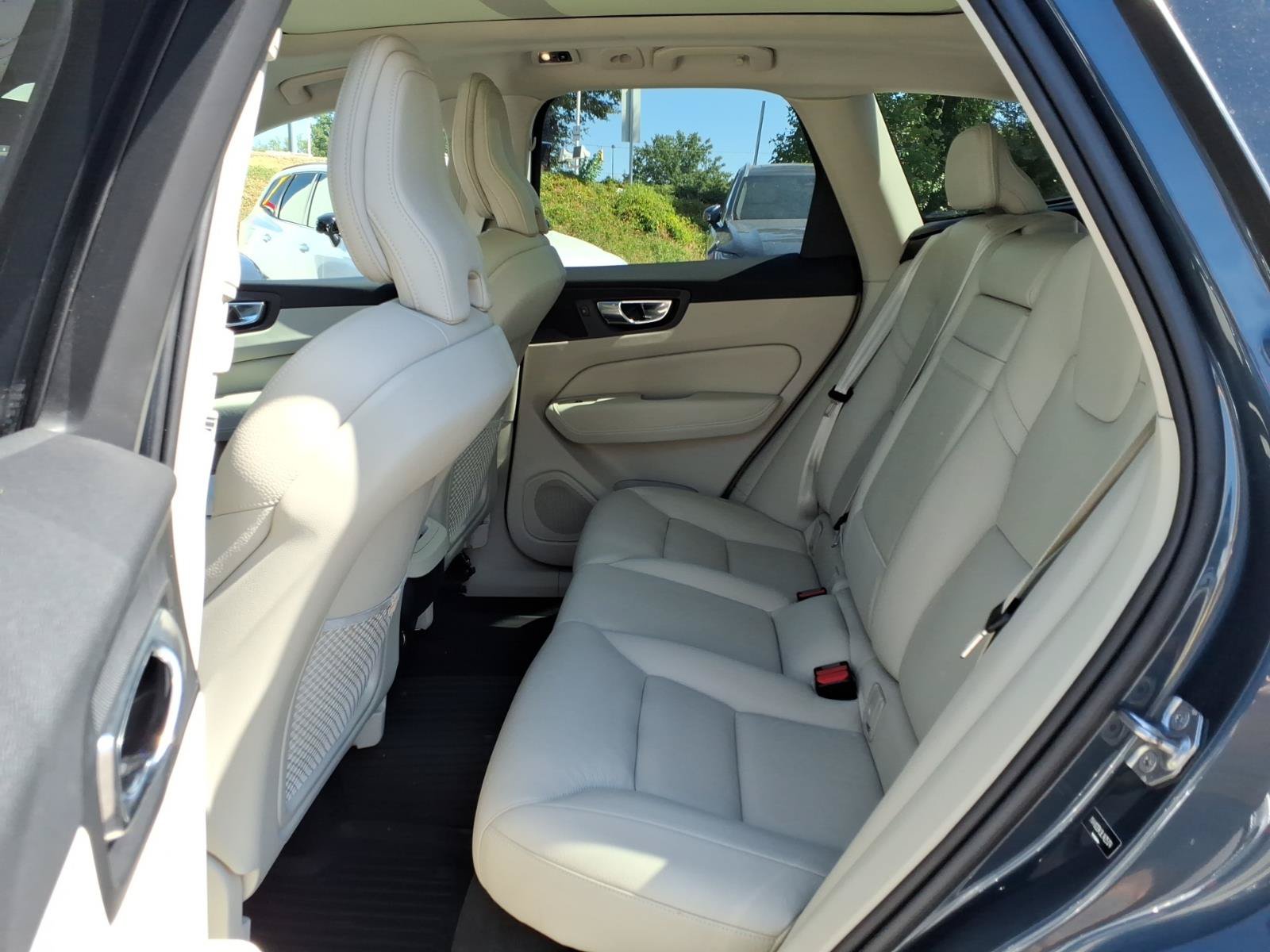 Used 2020 Volvo XC60 T5 Momentum FWD image 4