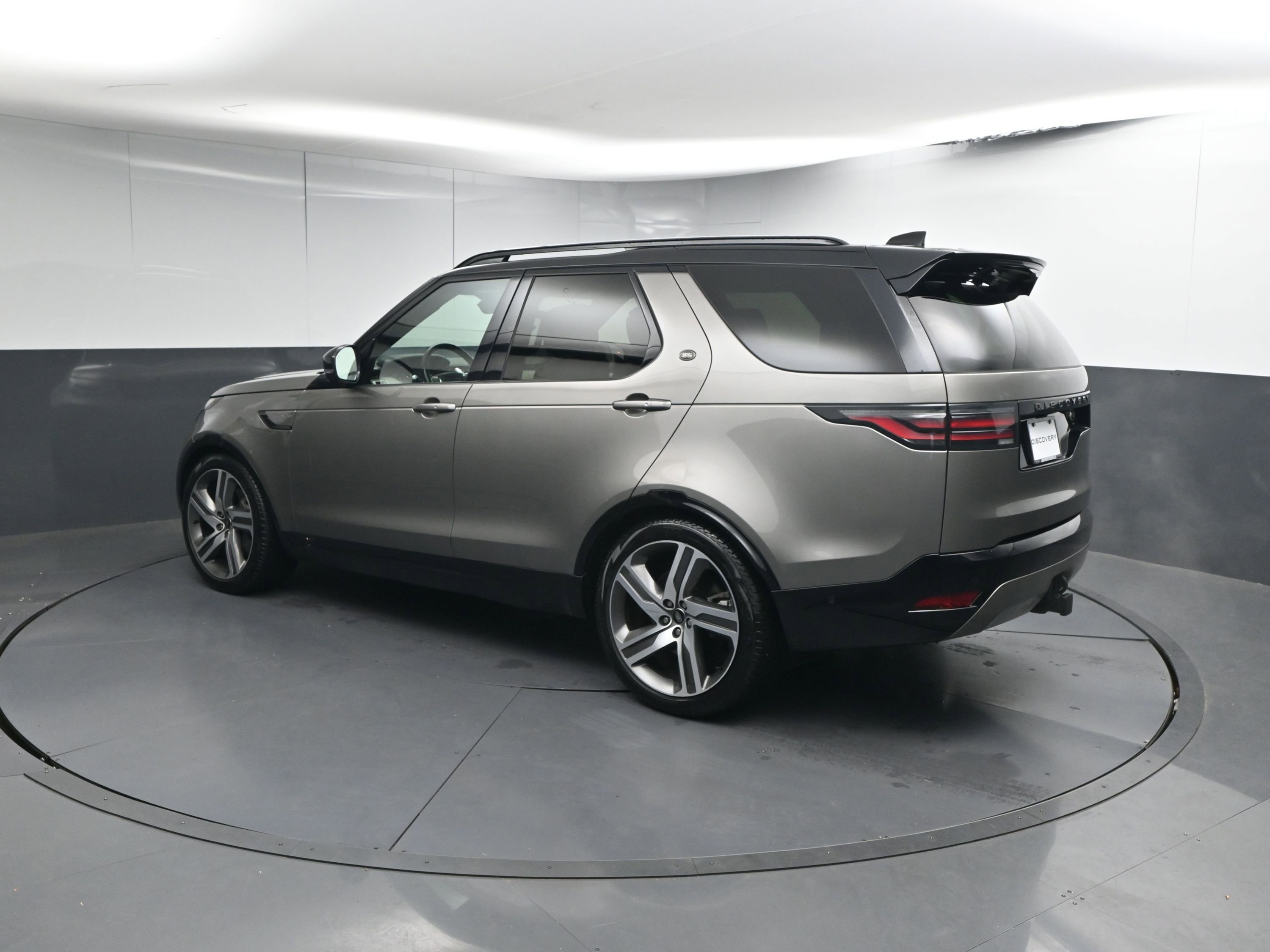 Used 2022 Land Rover Discovery HSE R-Dynamic image 3