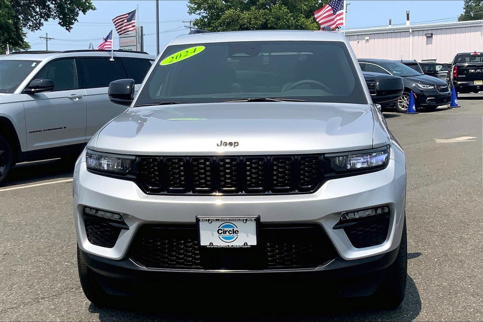 Certified 2024 Jeep Grand Cherokee Limited w/ Black Appearance Package AWD/4WD image 3
