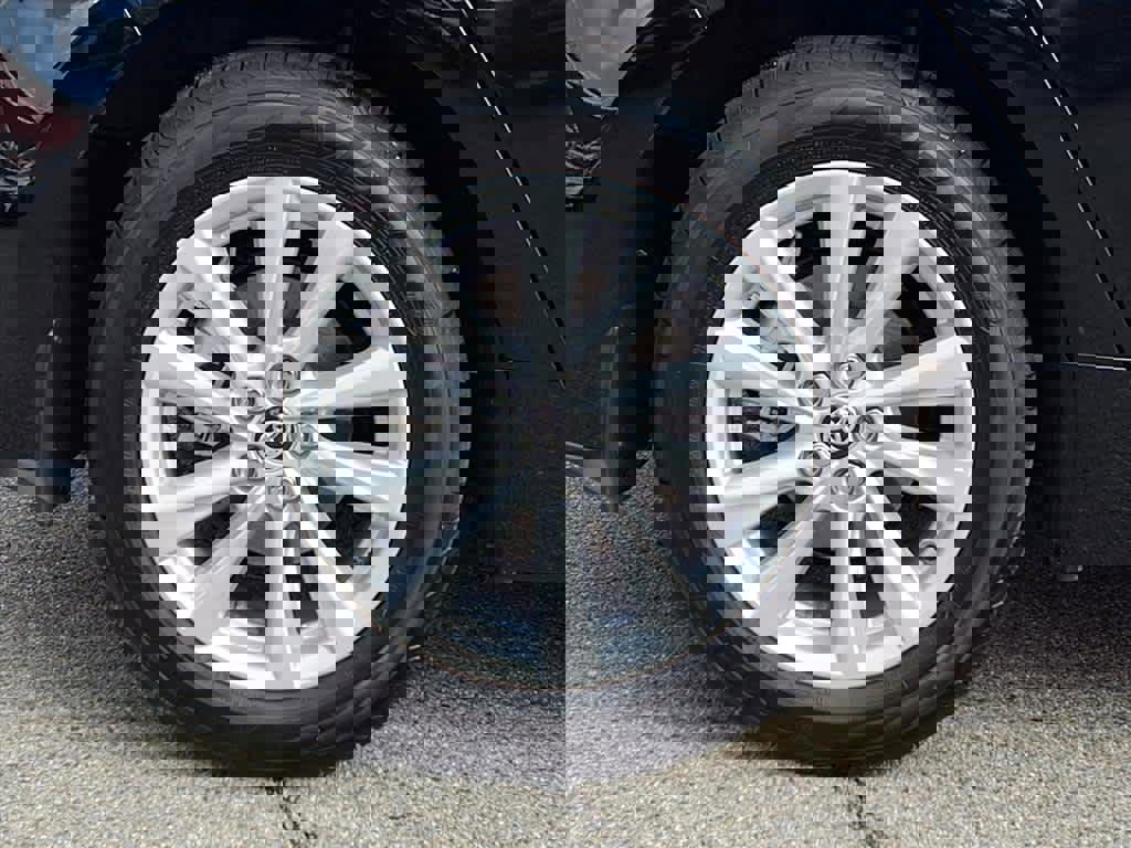 Used 2025 Toyota Corolla SE w/ SE Package image 7