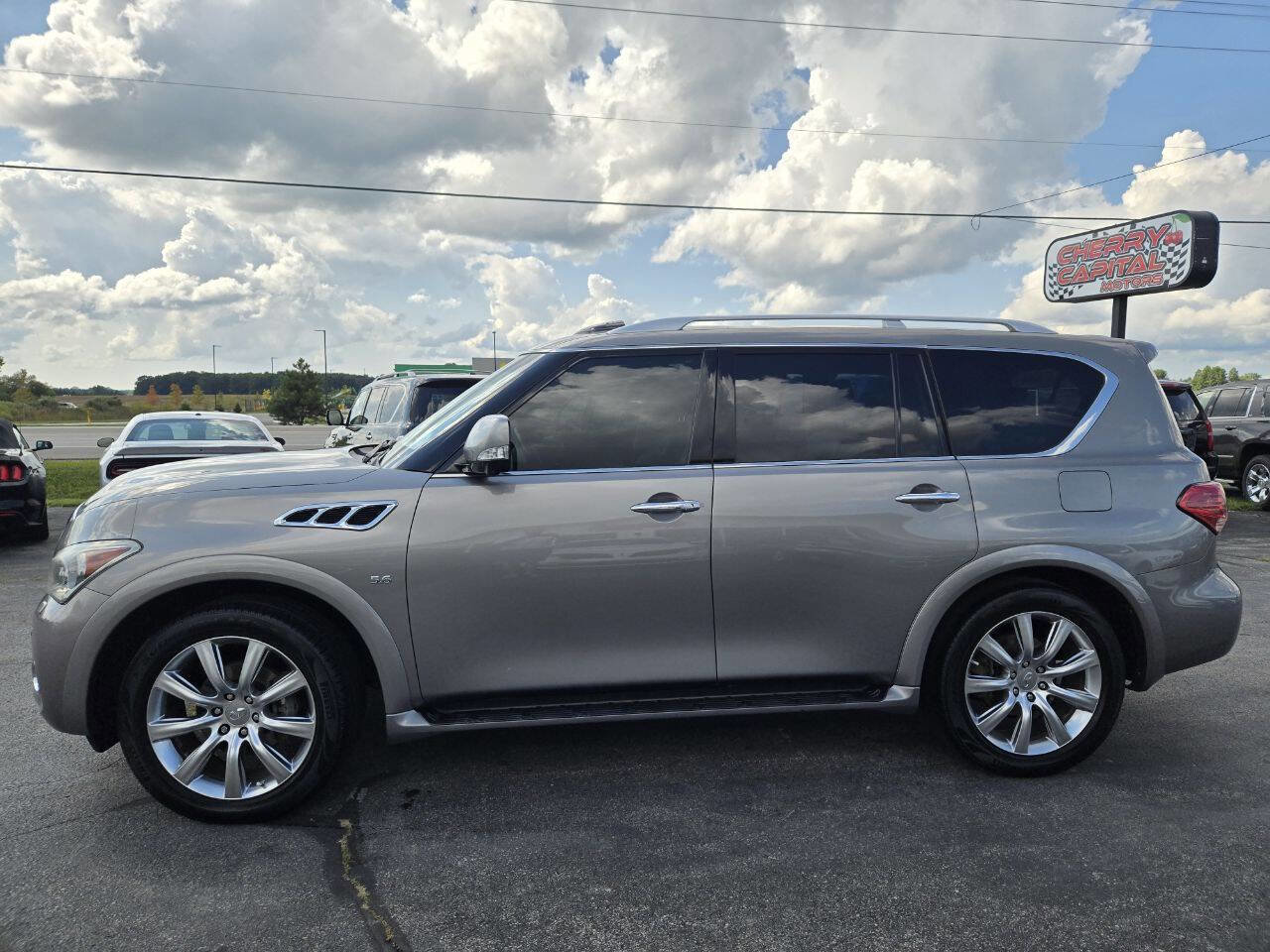 Used 2014 INFINITI QX80 4WD w/ Deluxe Touring Package image 3