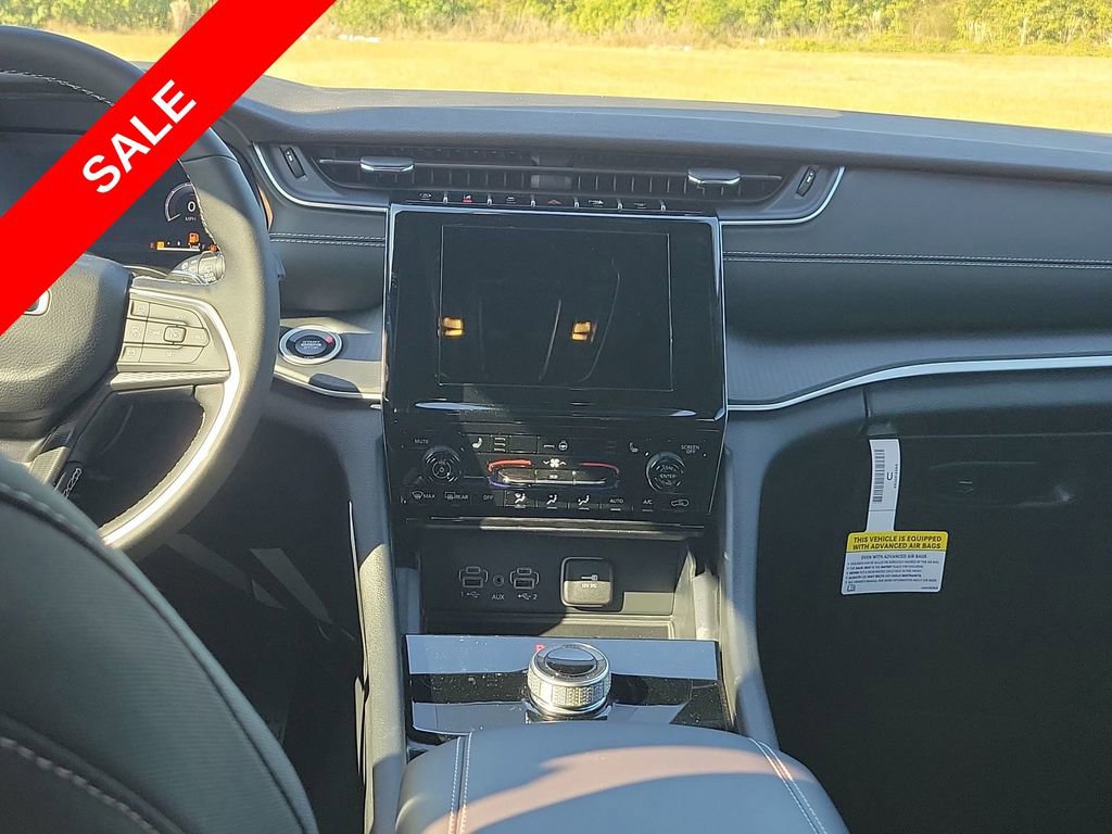 New 2025 Jeep Grand Cherokee Laredo w/ Luxury Tech Group I image 28