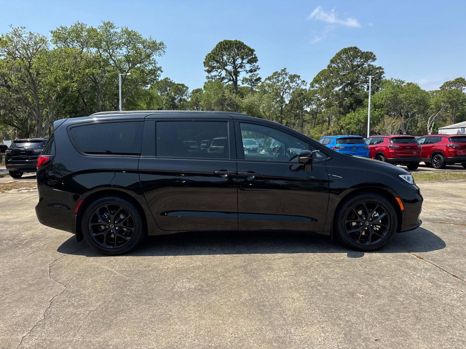New 2026 Chrysler Pacifica Select FWD image 2
