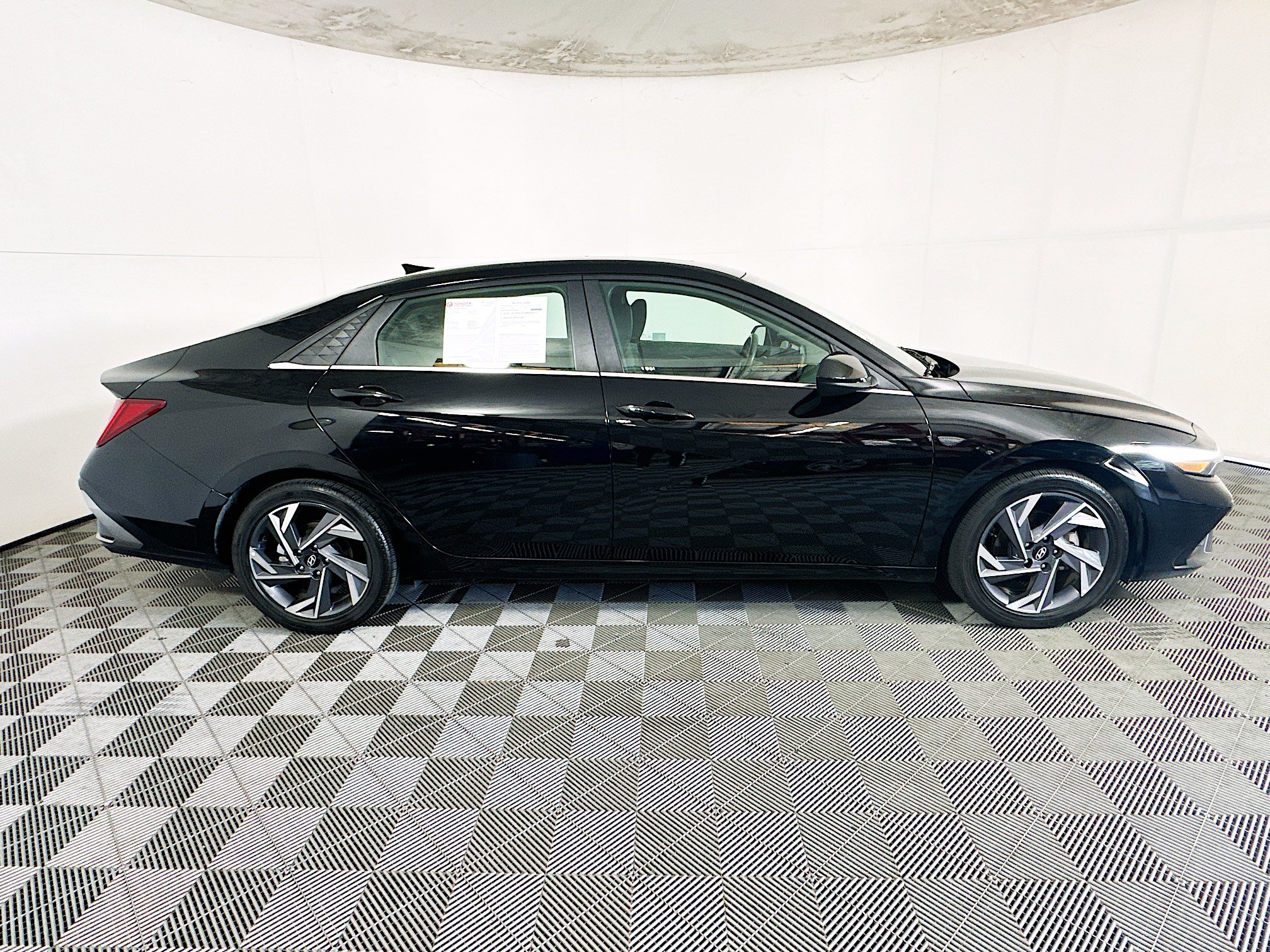 Used 2025 Hyundai Elantra SEL FWD image 2