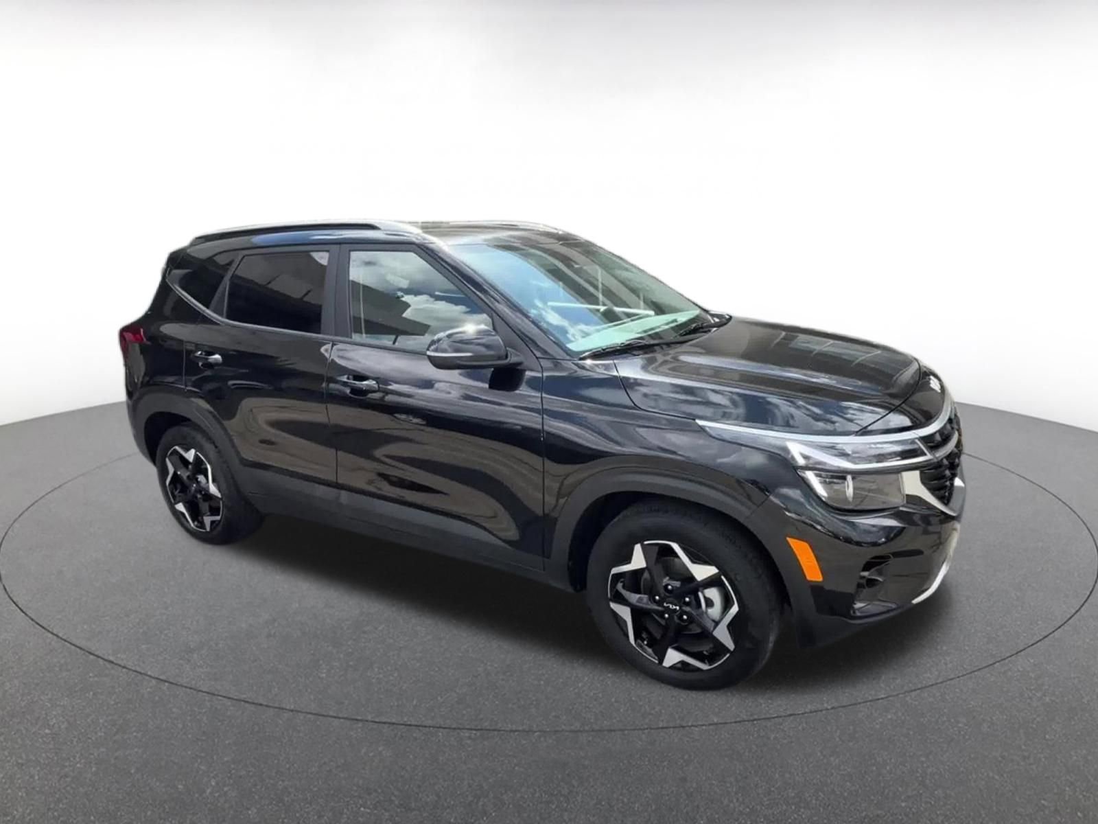 Used 2025 Kia Seltos S FWD image 2