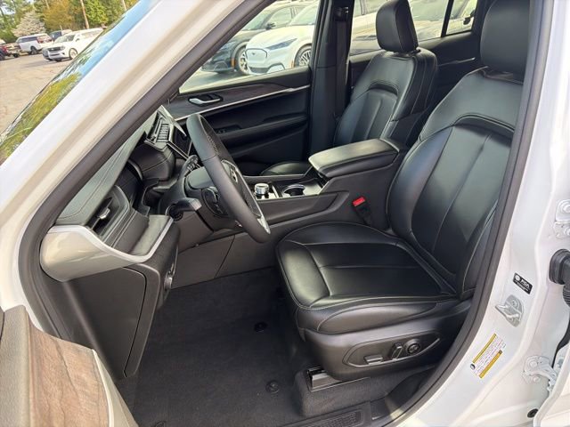Used 2025 Jeep Grand Cherokee Limited AWD/4WD image 17