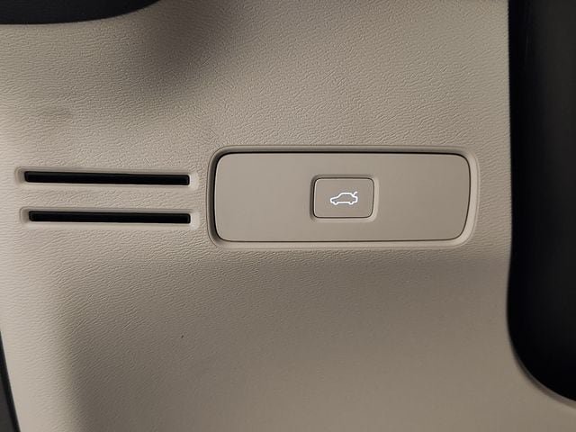 Certified 2026 Volvo XC40 B5 Plus AWD/4WD image 21