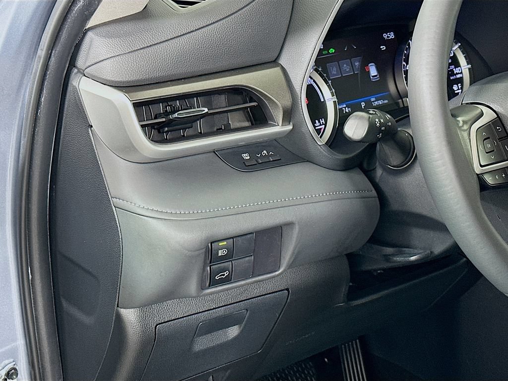 Used 2024 Toyota Highlander XLE FWD image 10