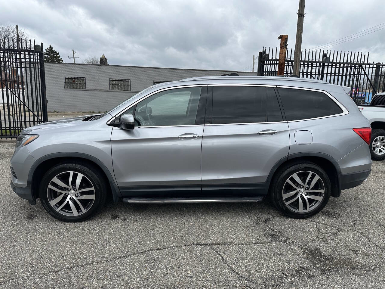 Used 2017 Honda Pilot Elite image 4