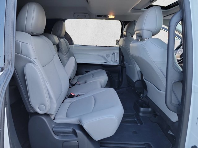 Used 2026 Toyota Sienna XLE FWD image 23
