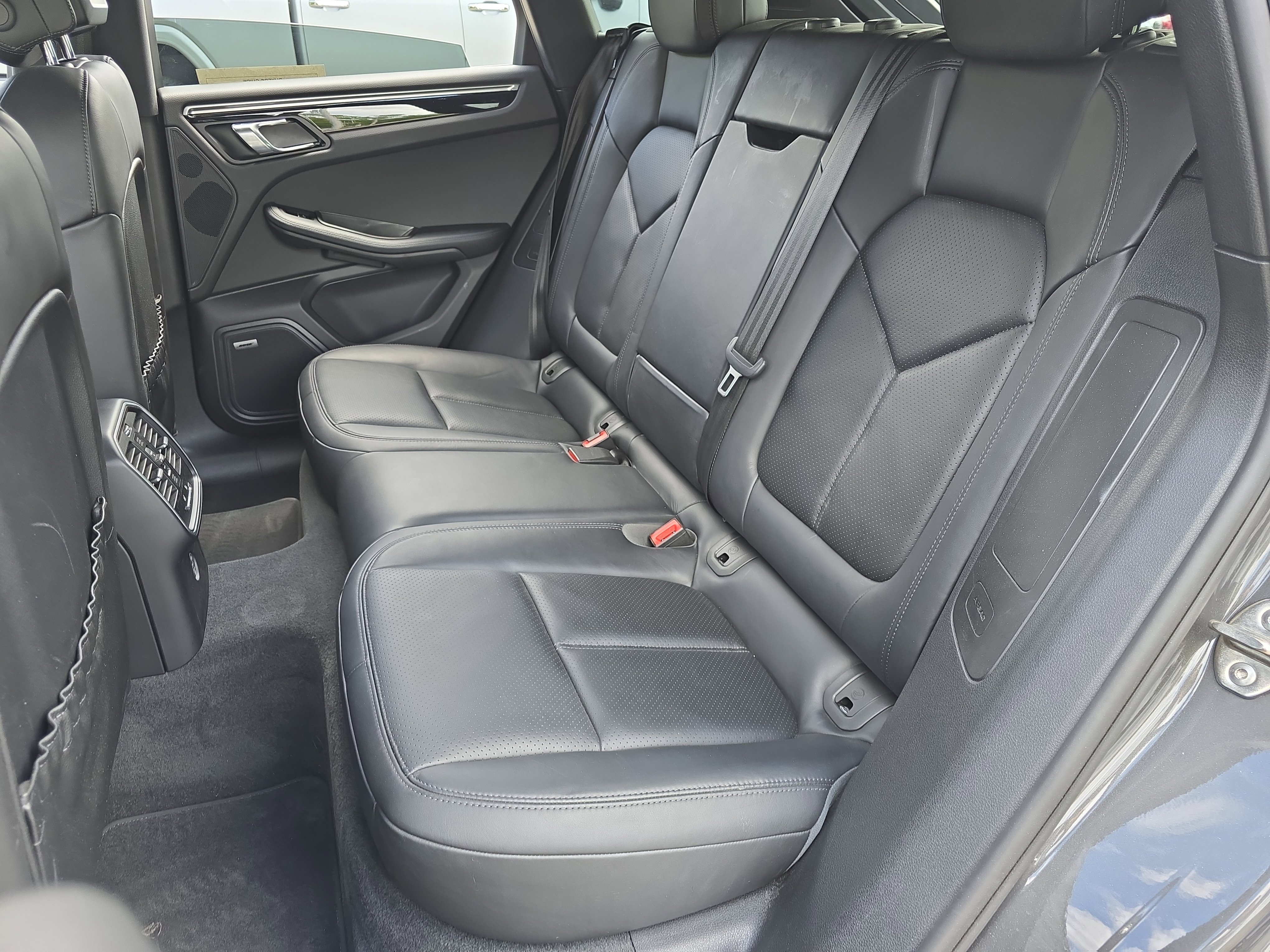 Used 2018 Porsche Macan AWD/4WD image 14