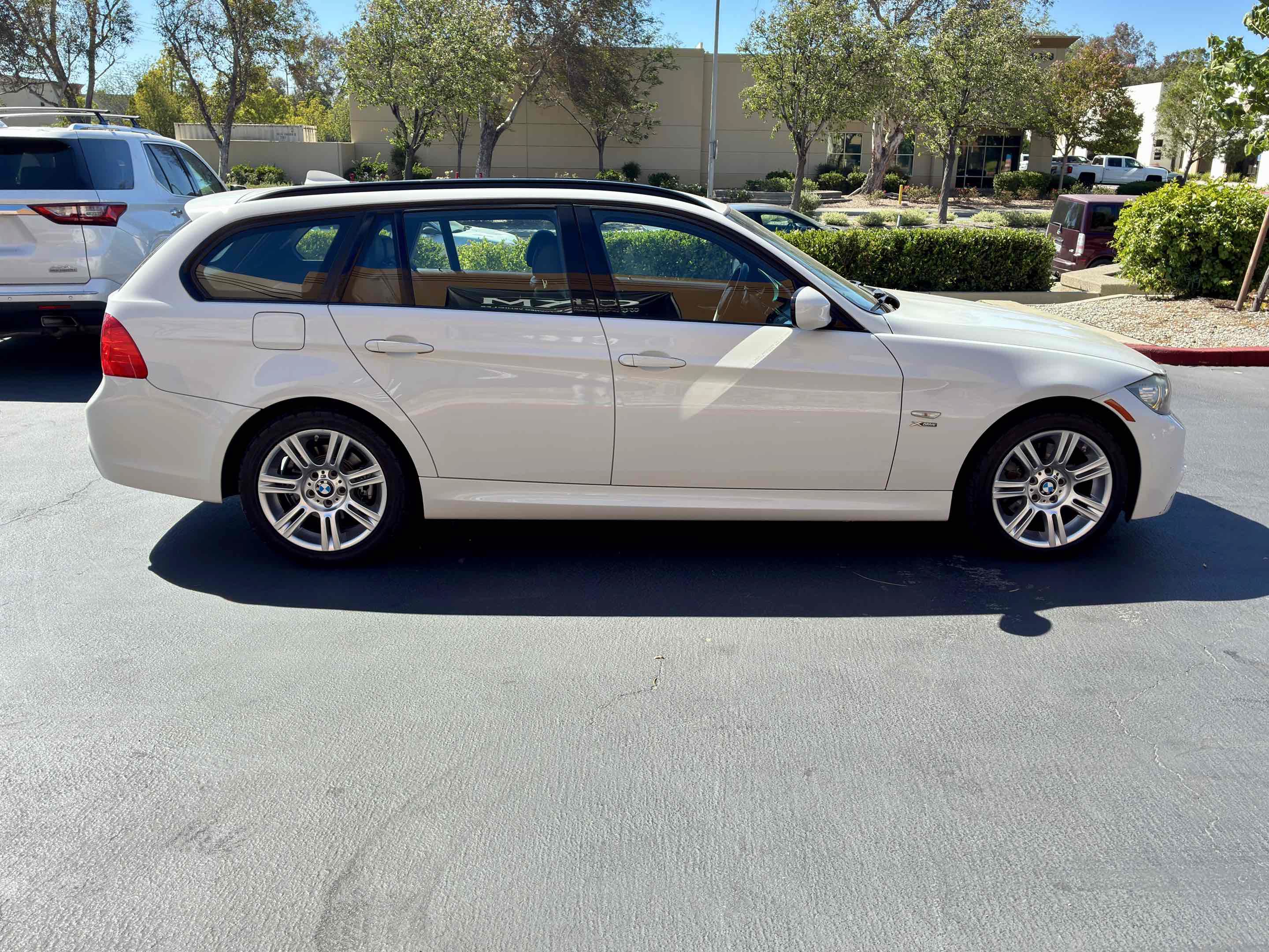Used 2011 BMW 328i xDrive Wagon AWD/4WD image 7
