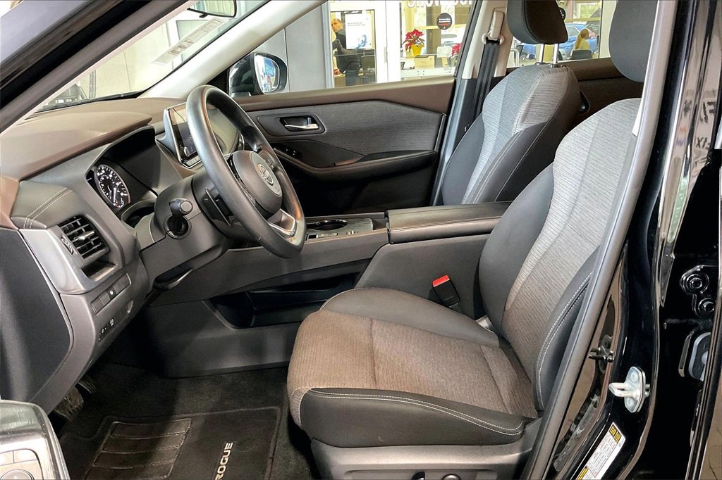 Used 2023 Nissan Rogue SV image 3