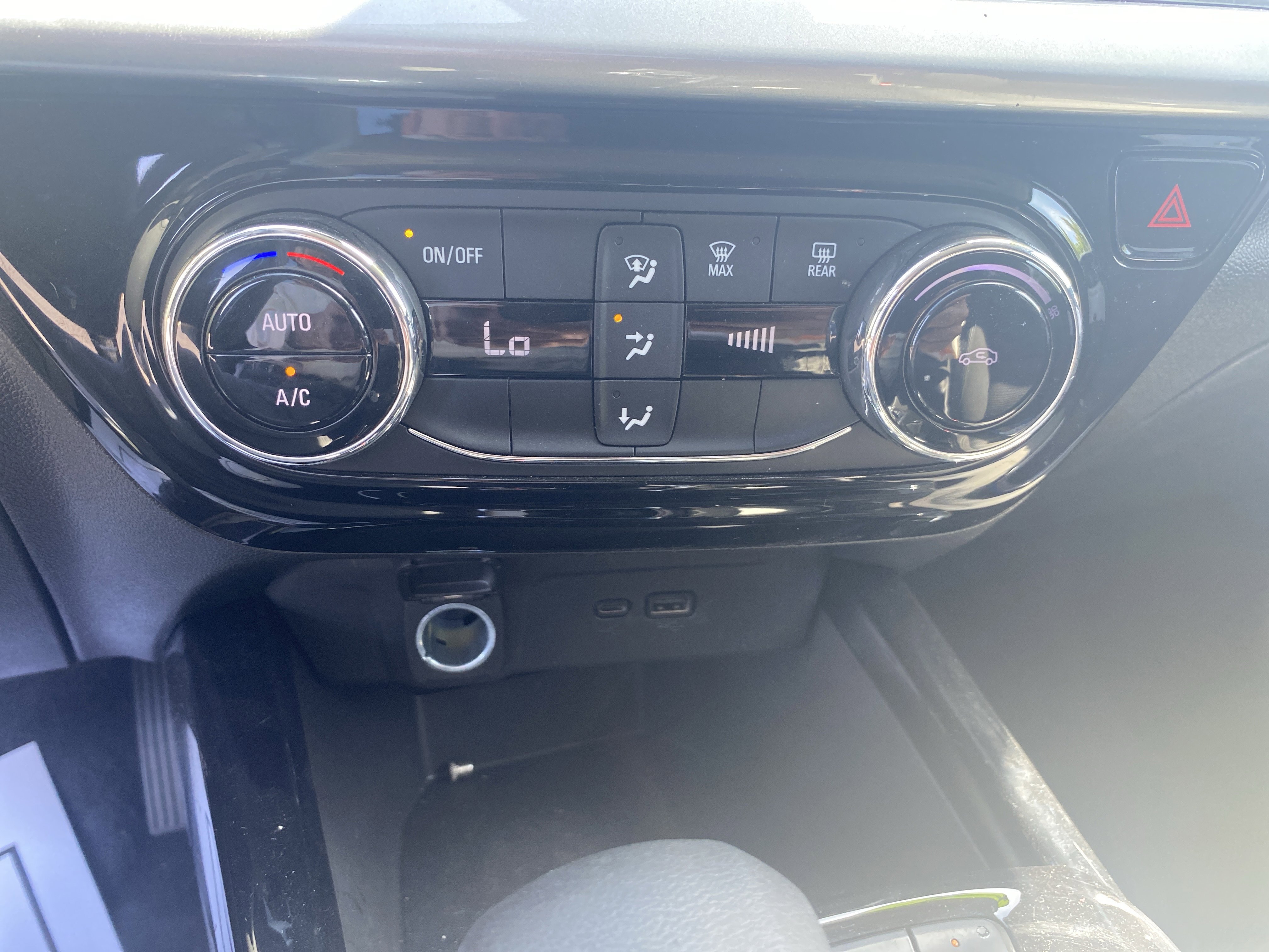 Used 2024 Chevrolet Trax LT FWD image 16