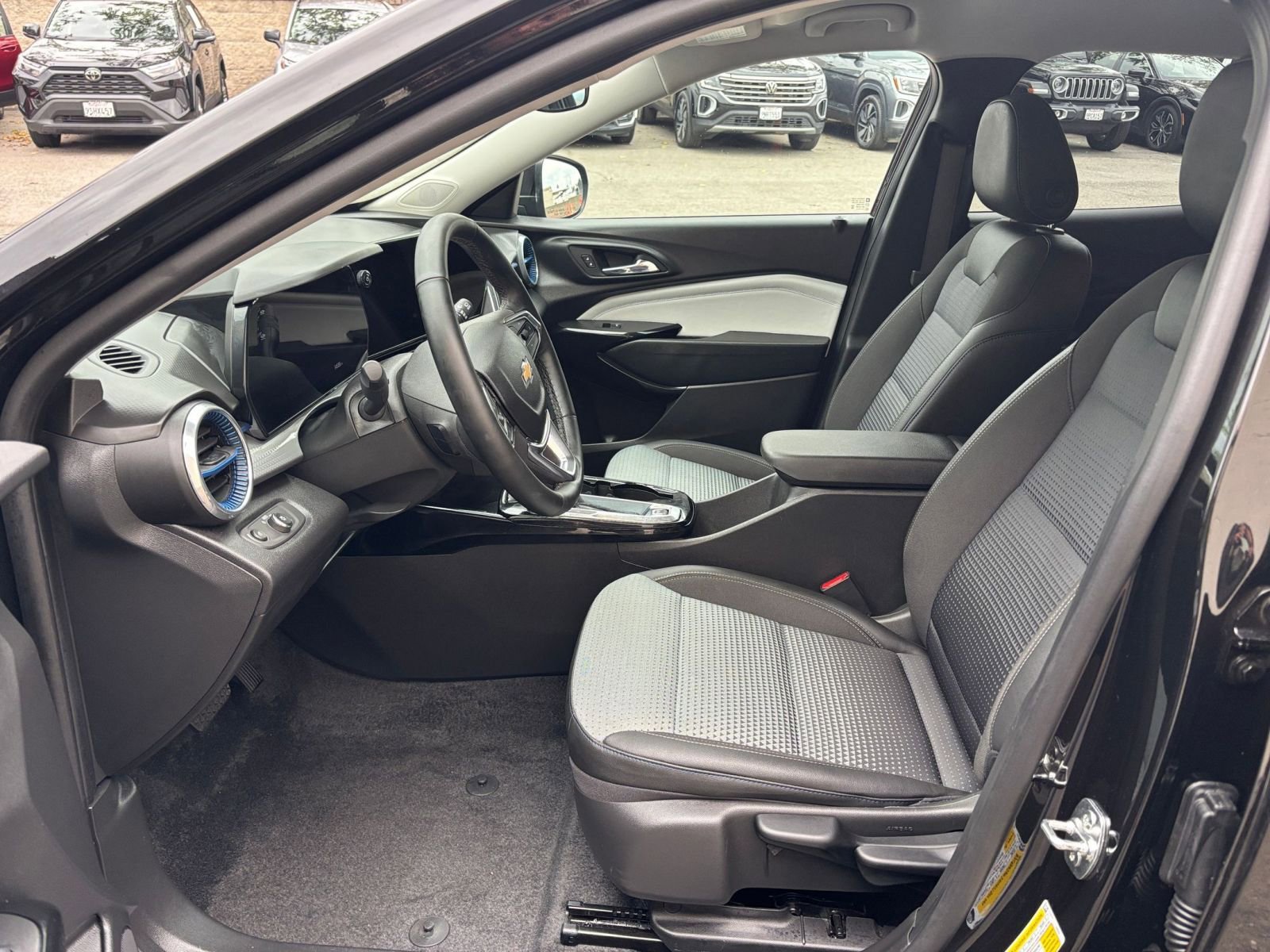 Used 2025 Chevrolet Trax LT w/ LT Convenience Package image 27