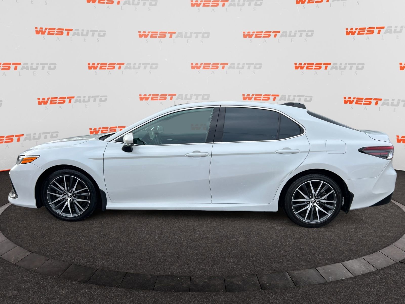 Used 2022 Toyota Camry XLE w/ Navigation Package image 2