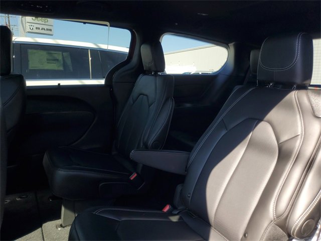 New 2026 Chrysler Pacifica Select image 15