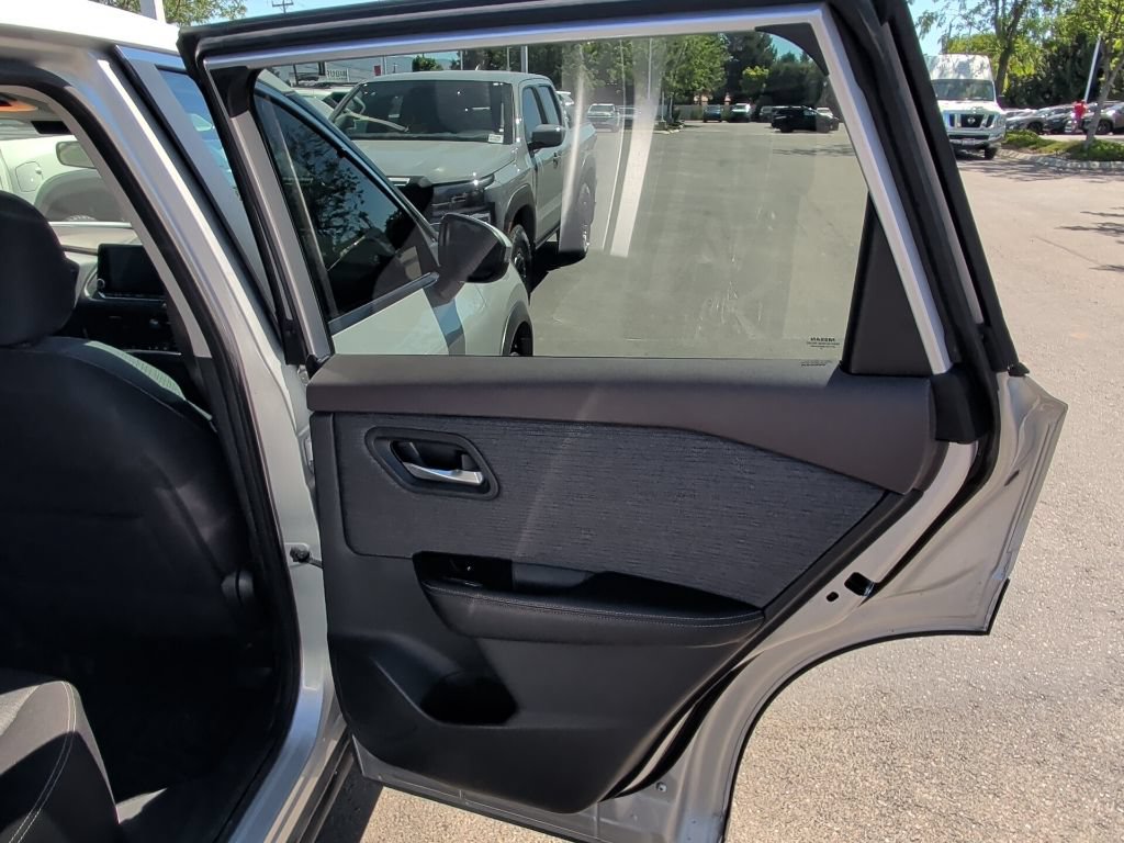 Used 2022 Nissan Rogue SV AWD/4WD image 12