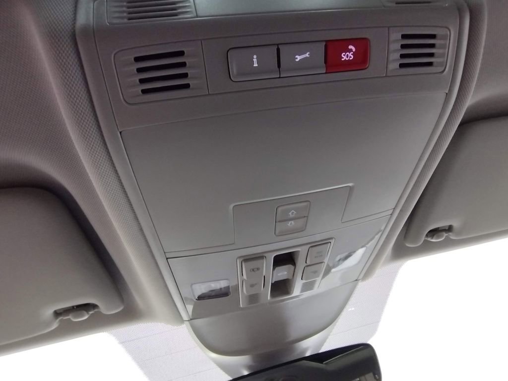 Used 2025 Volkswagen Taos SE image 30