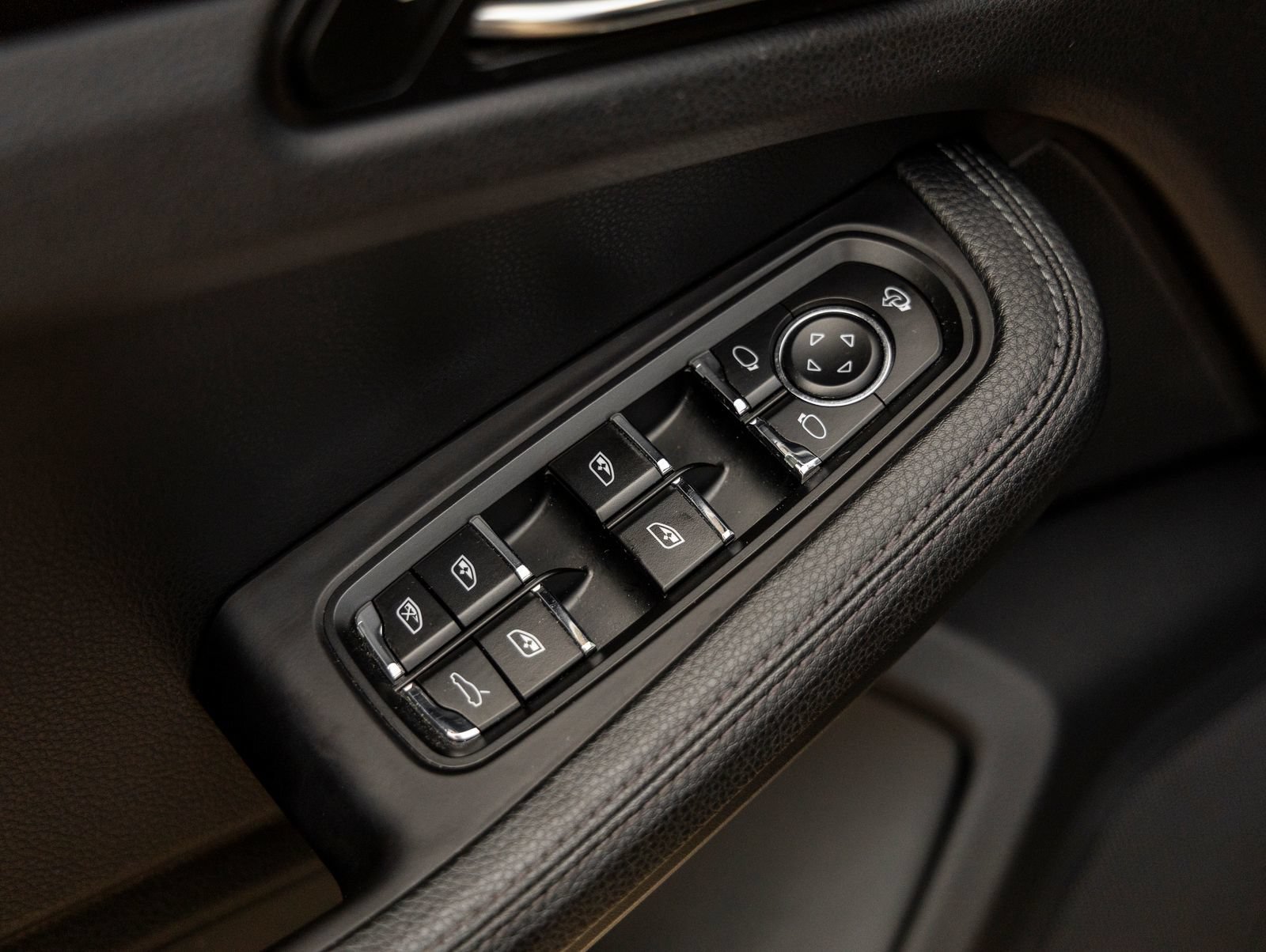 Certified 2023 Porsche Macan AWD/4WD image 21