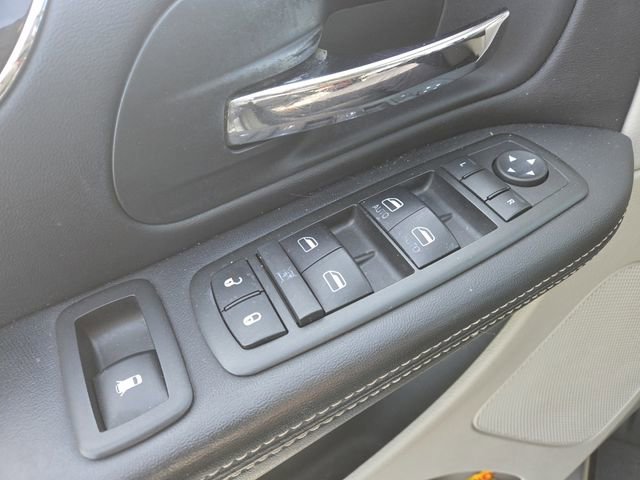 Used 2013 Chrysler Town & Country Touring-L w/ Driver Convenience Group image 8